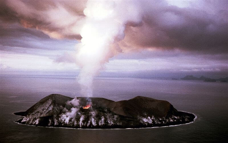 surstey-1964-volcanic-eruption (47K)